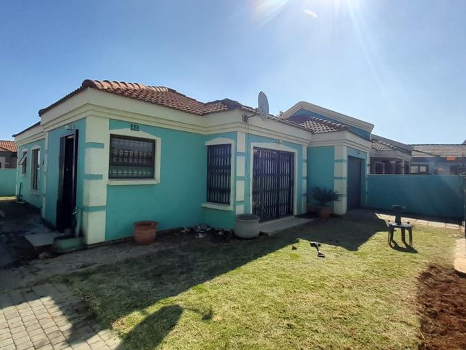 3 Bedroom House for Sale in Roodekop