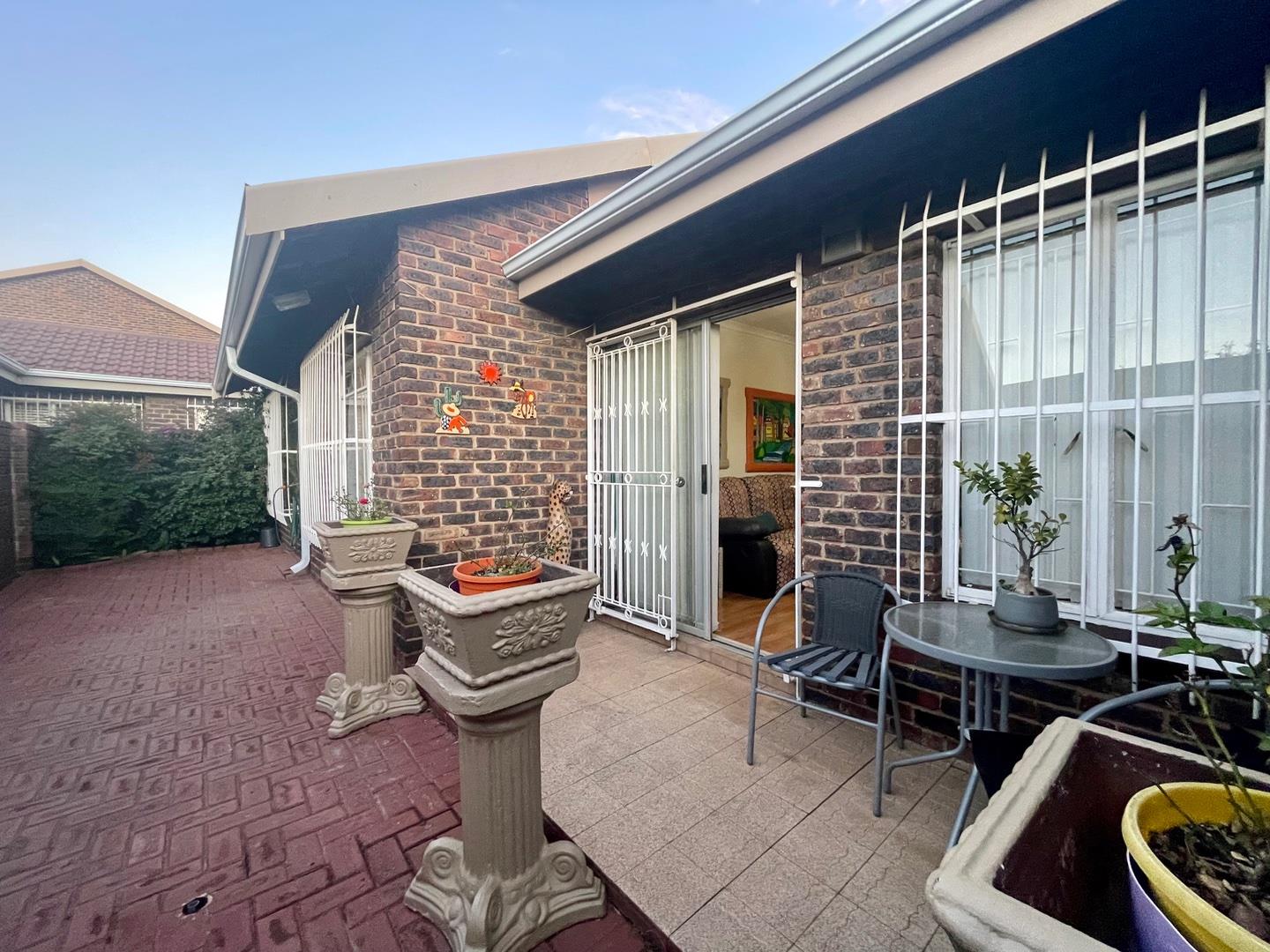 2 Bedroom Townhouse for sale in Three Rivers P24112810142