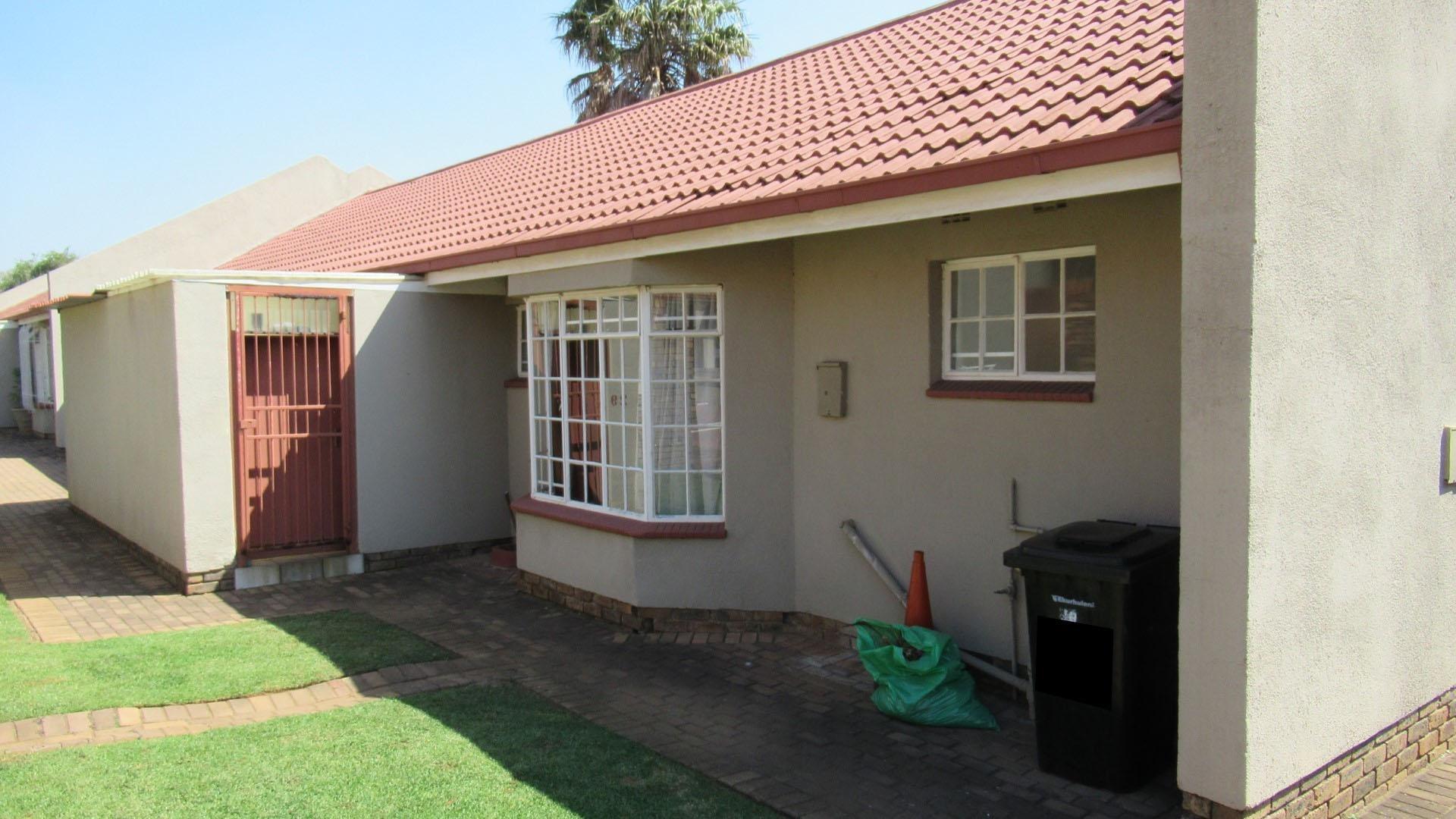 2 Bedroom Townhouse for sale in Glen Marais P24112813947