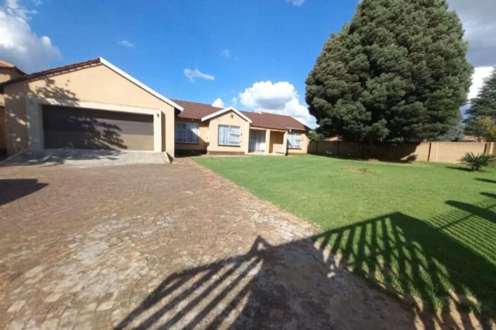 3 Bedroom House for sale in Crystal Park P24112816005