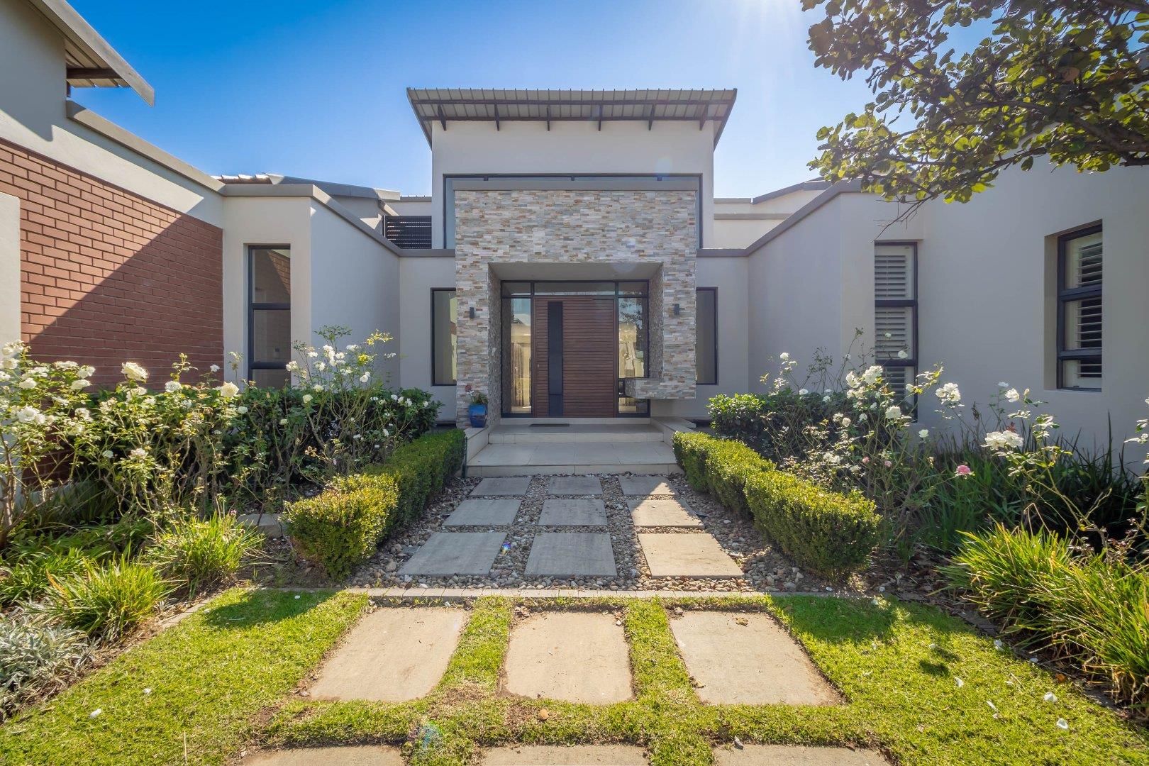 5 Bedroom House for sale in Jukskei View 978 Victoria Falls P24