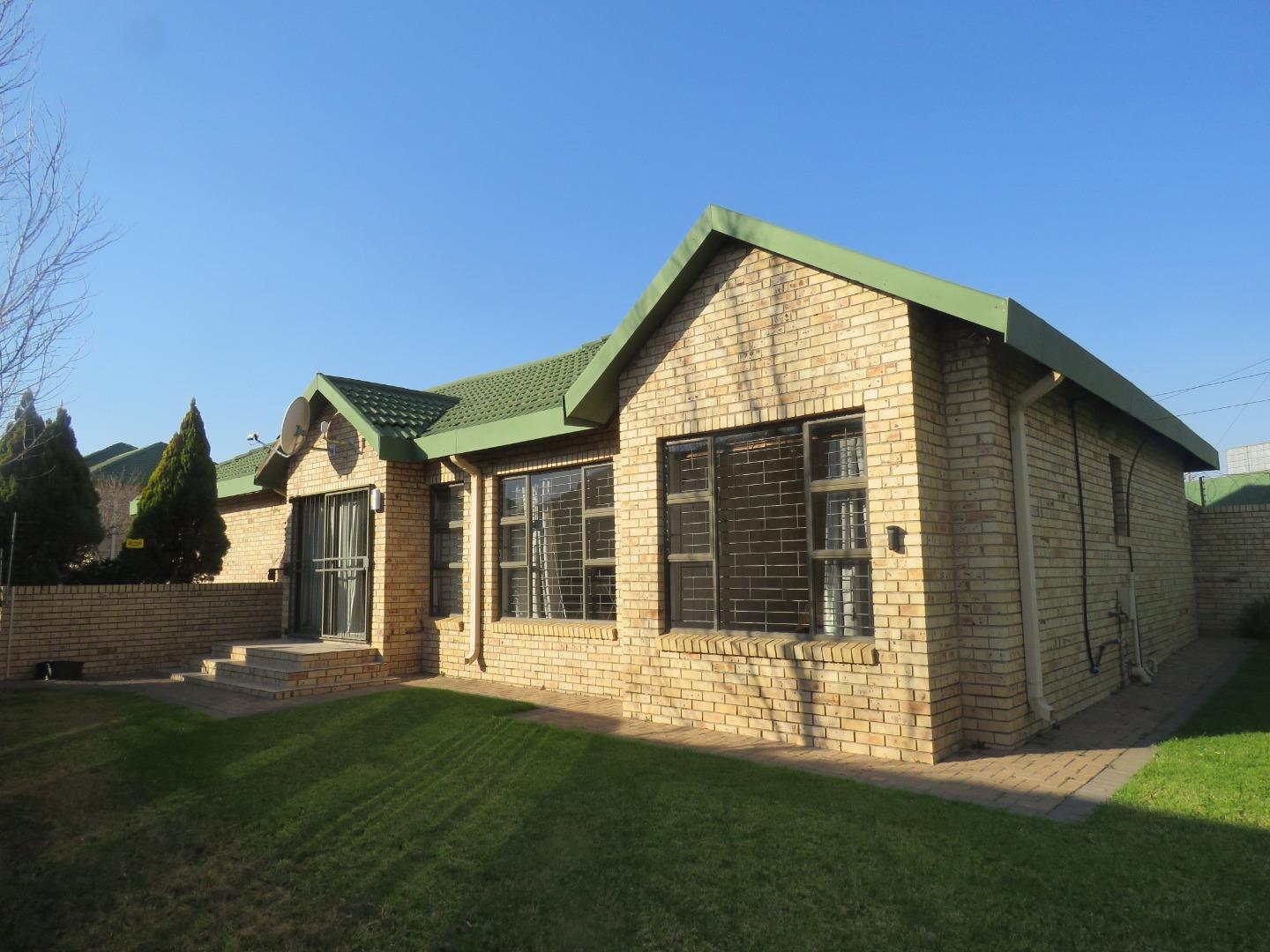 3 Bedroom Townhouse for sale in Harrismith P24112818212