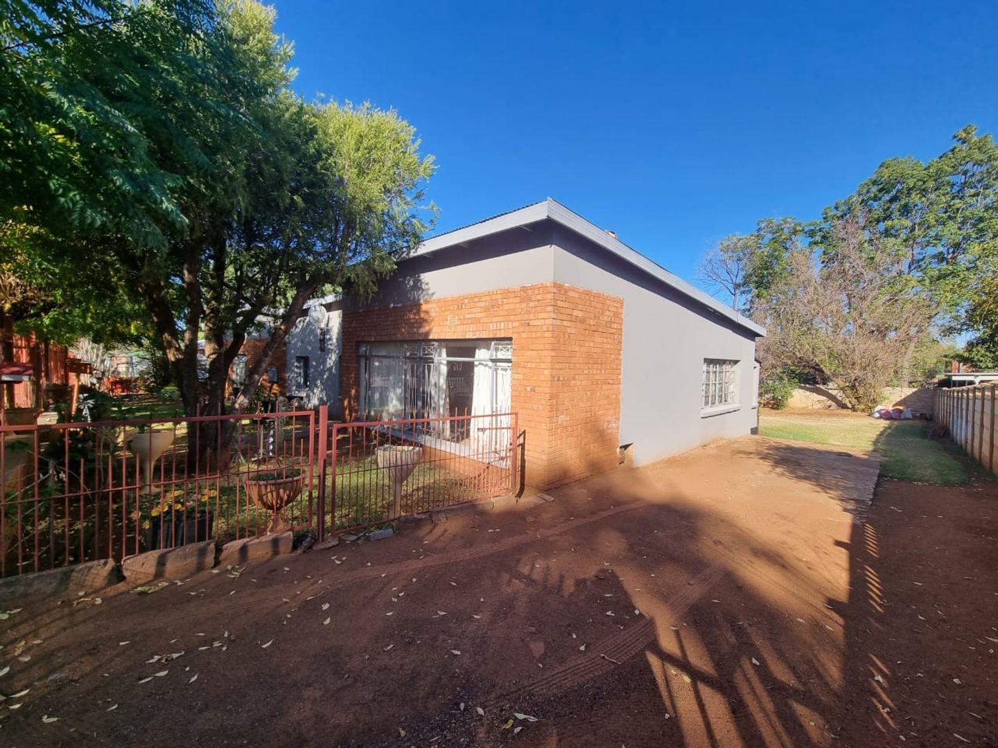 5 Bedroom House for sale in Kuruman P24112819785