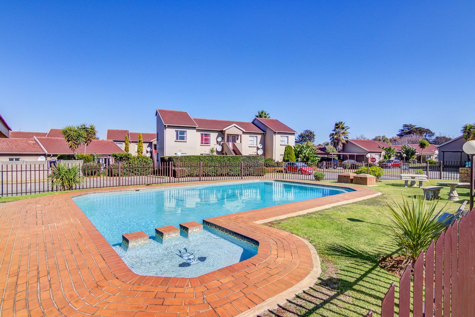 2 Bedroom House for sale in Pomona P24114196690