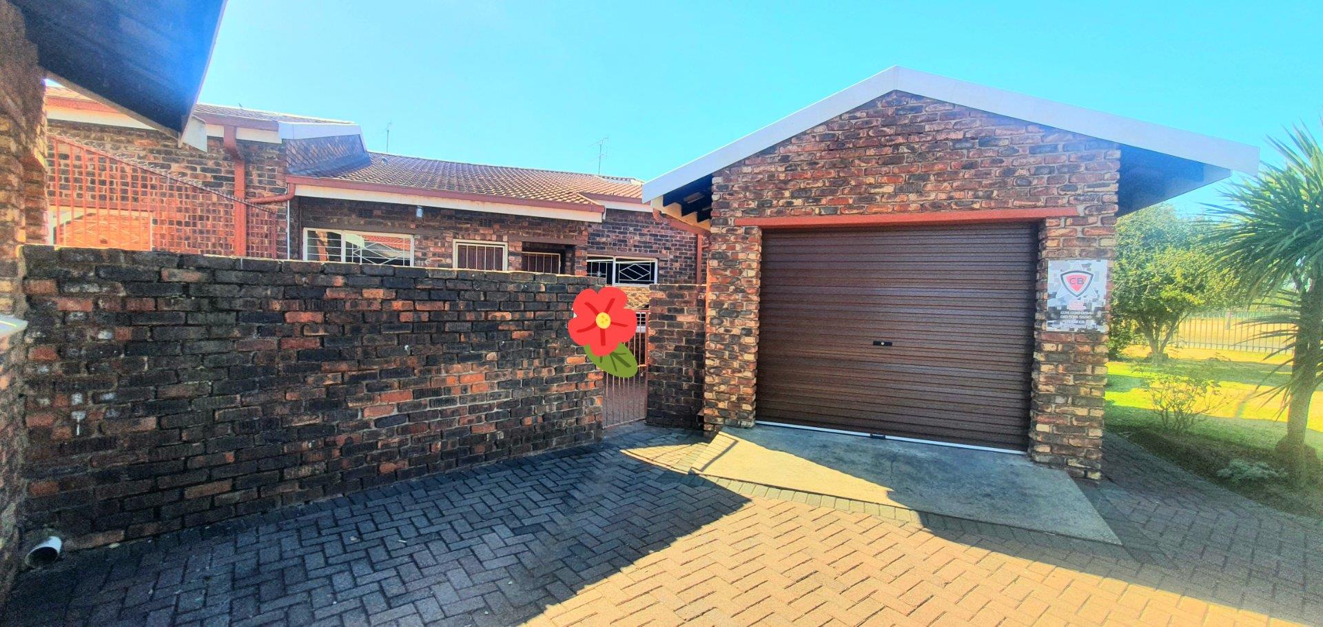 2 Bedroom Townhouse for sale in Three Rivers P24112822247