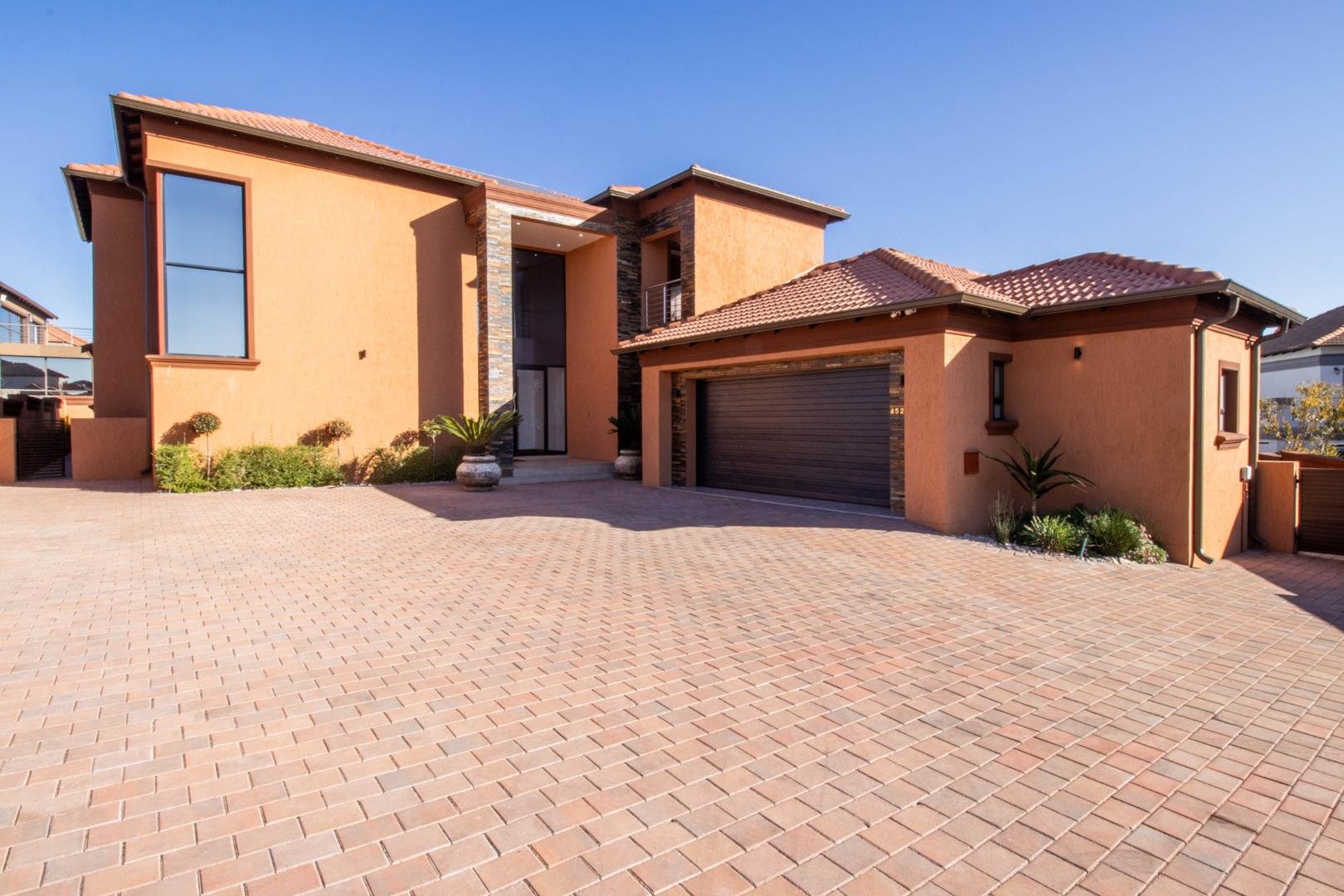 4 Bedroom House for sale in Blue Valley Golf Estate P24112519309