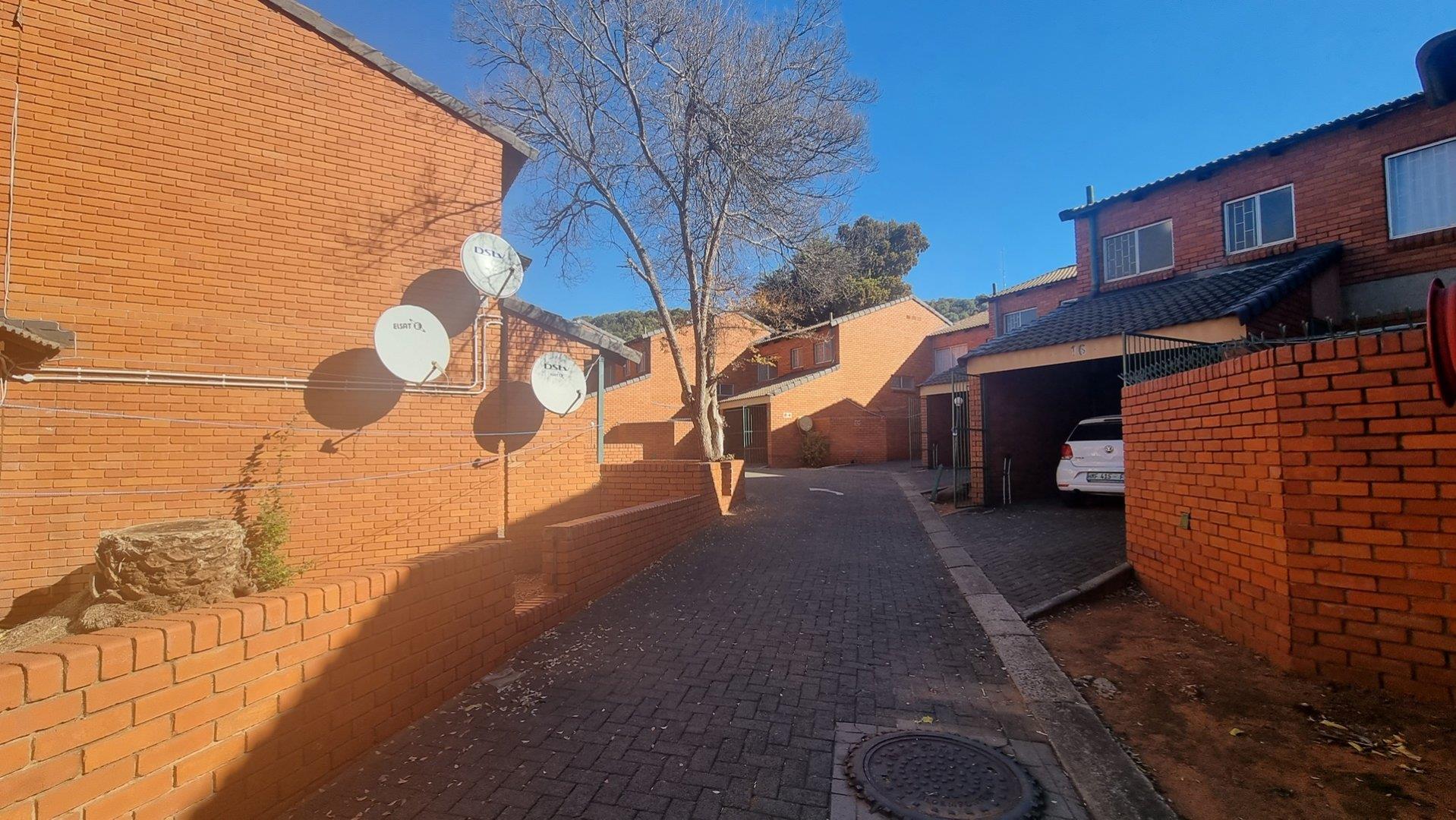 3 Bedroom Townhouse for sale in Waverley P24112828385