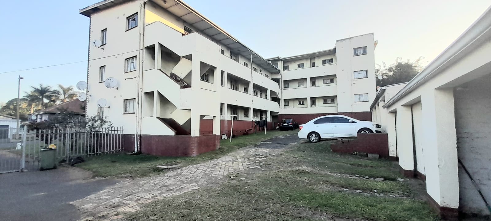 2.5 Bedroom Apartment / flat for sale in Montclair P24112829808