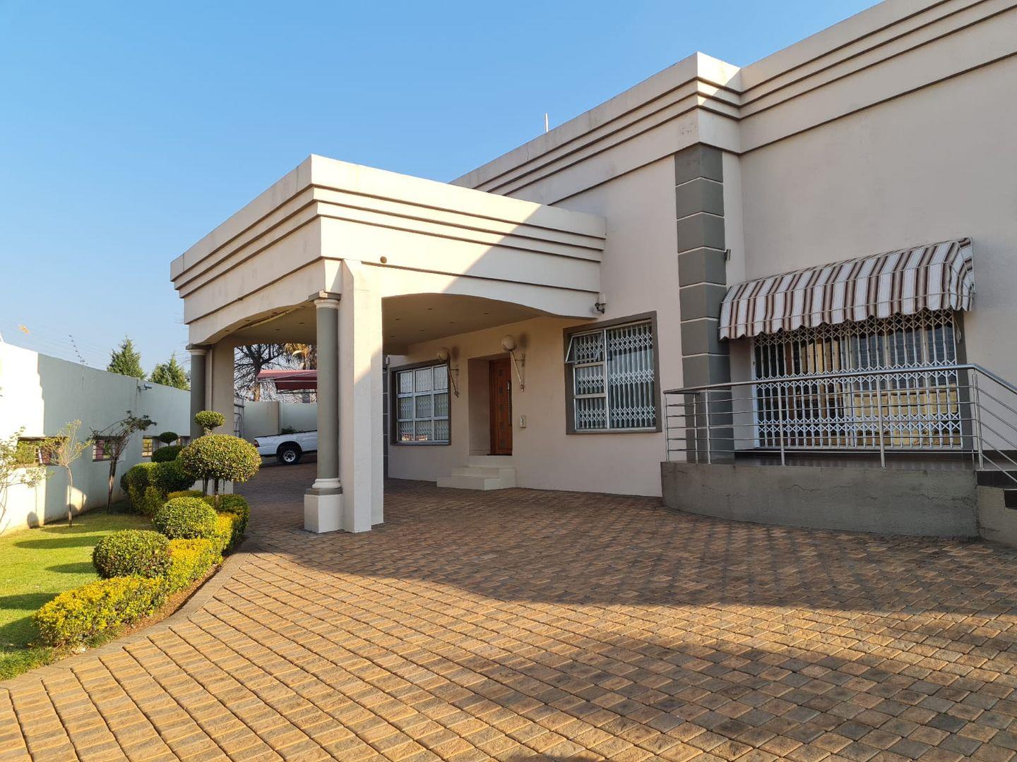 3 Bedroom House for sale in Hills View P24112831961