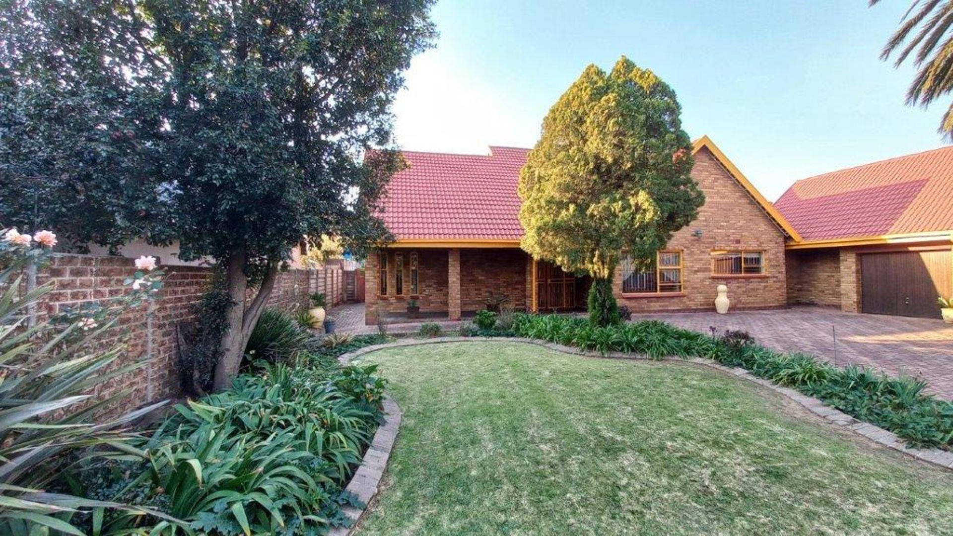 3 Bedroom House for sale in Sunward Park P24112840093