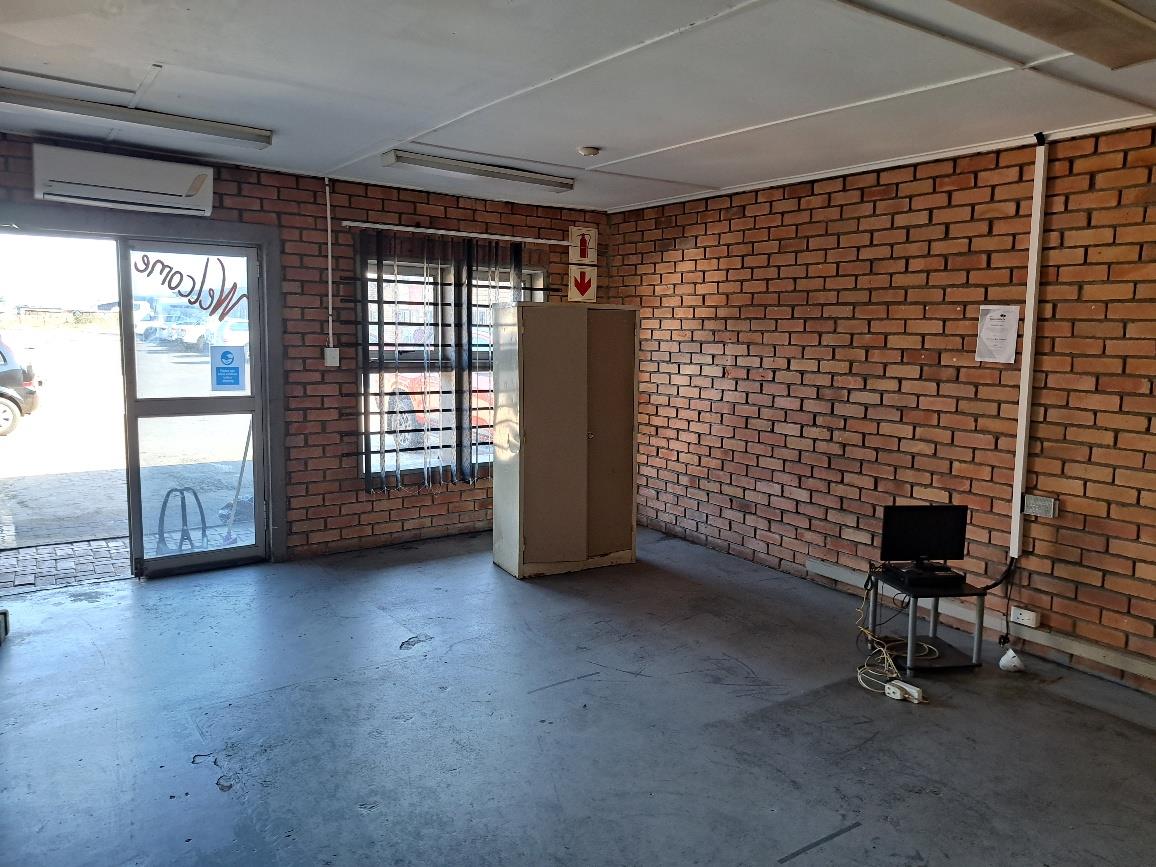 Industrial property to rent in Alton P24112840214