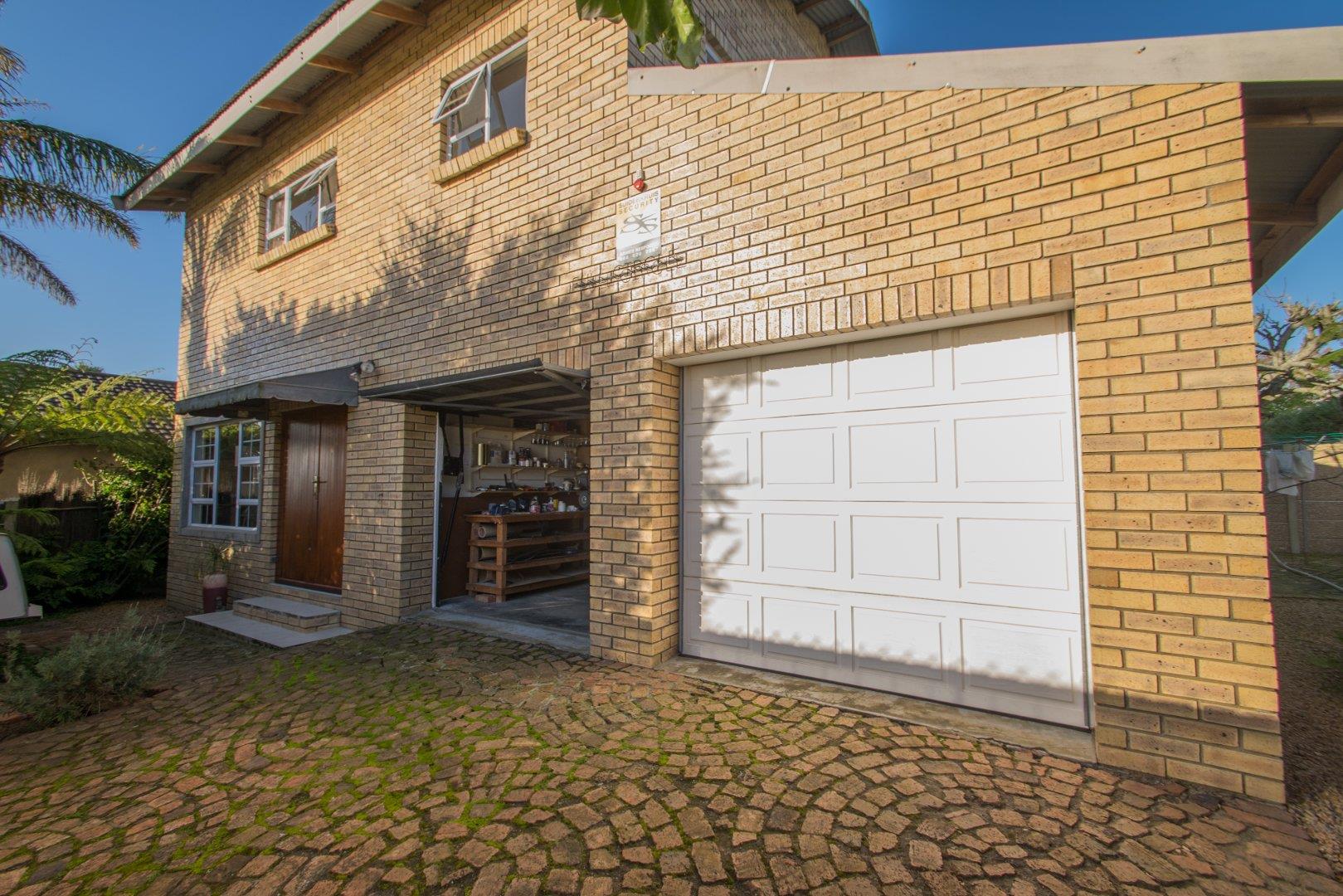 3 Bedroom House for sale in Albertinia P24112841836