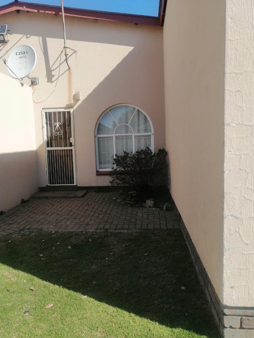 3 Bedroom Townhouse for sale in Witbank Ext 10 P24112843150