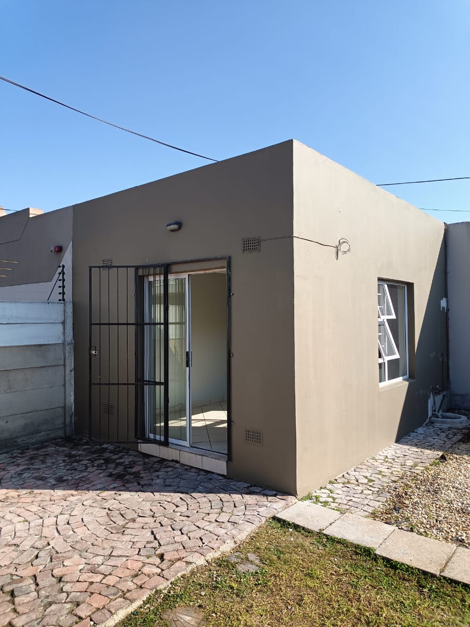 2 Bedroom House to rent in Uitenhage Central 3c Street P24