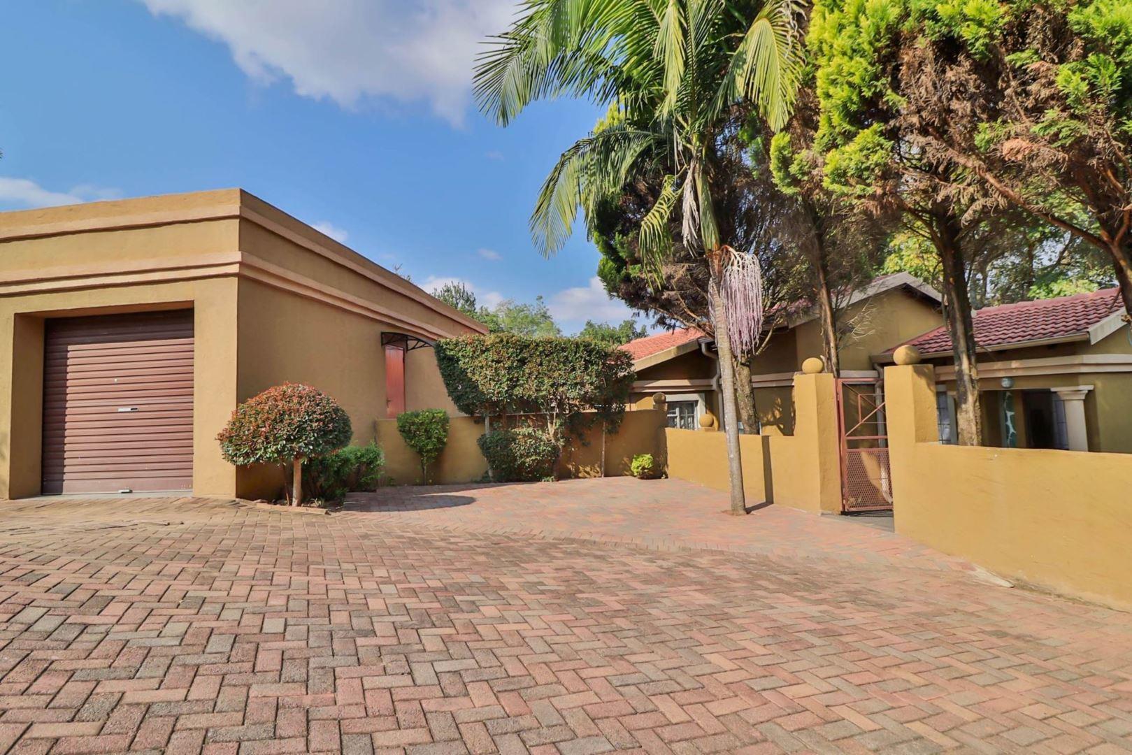 3 Bedroom House for sale in Stonehenge P24112844938