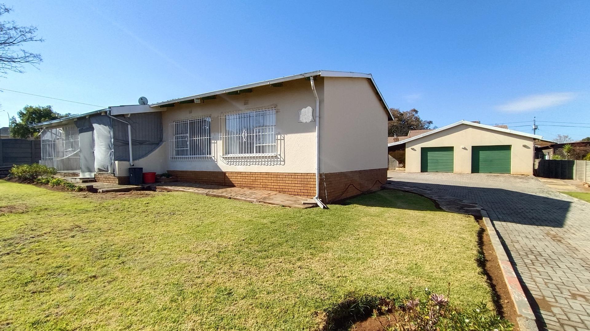 4 Bedroom House for sale in Rensburg P24112848011