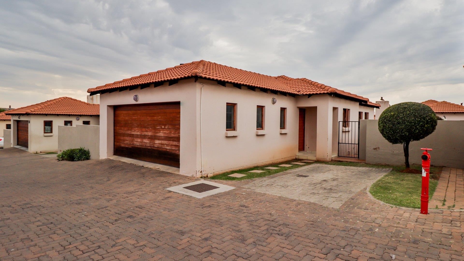 3 Bedroom Townhouse for sale in Thatchfield Hills P24112819822