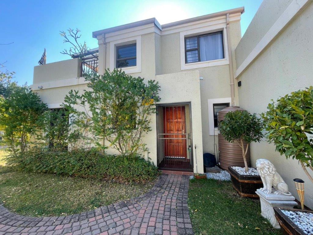 2 Bedroom Townhouse for sale in Broadacres Cottonwood Lane P24
