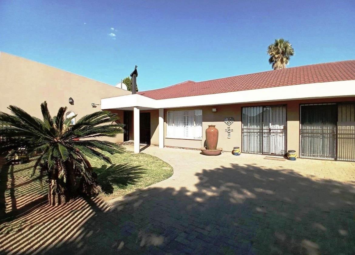 4 Bedroom House for sale in Falcon Ridge P24112853162