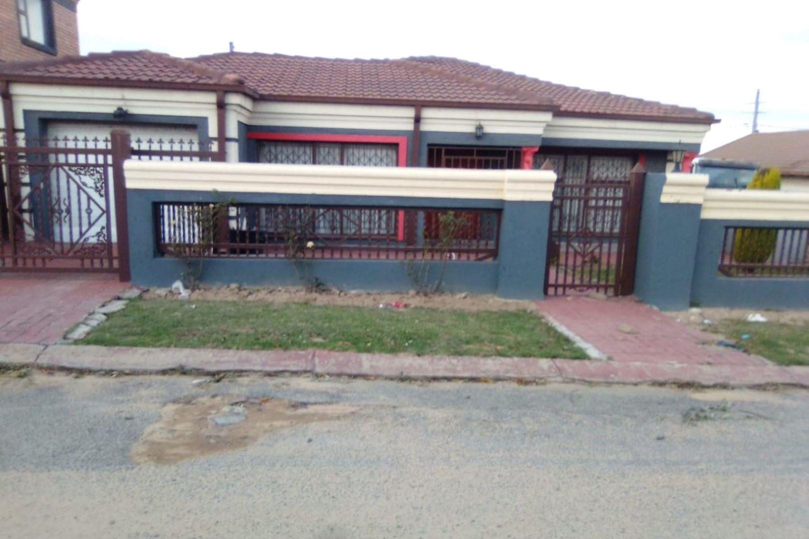 4 Bedroom House for sale in Kwaguqa P24112855066