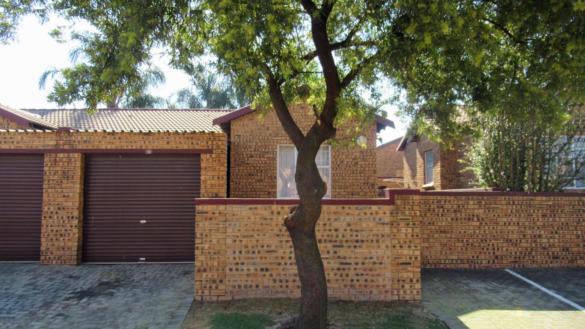 2 Bedroom Townhouse for sale in Honeypark P24112859807