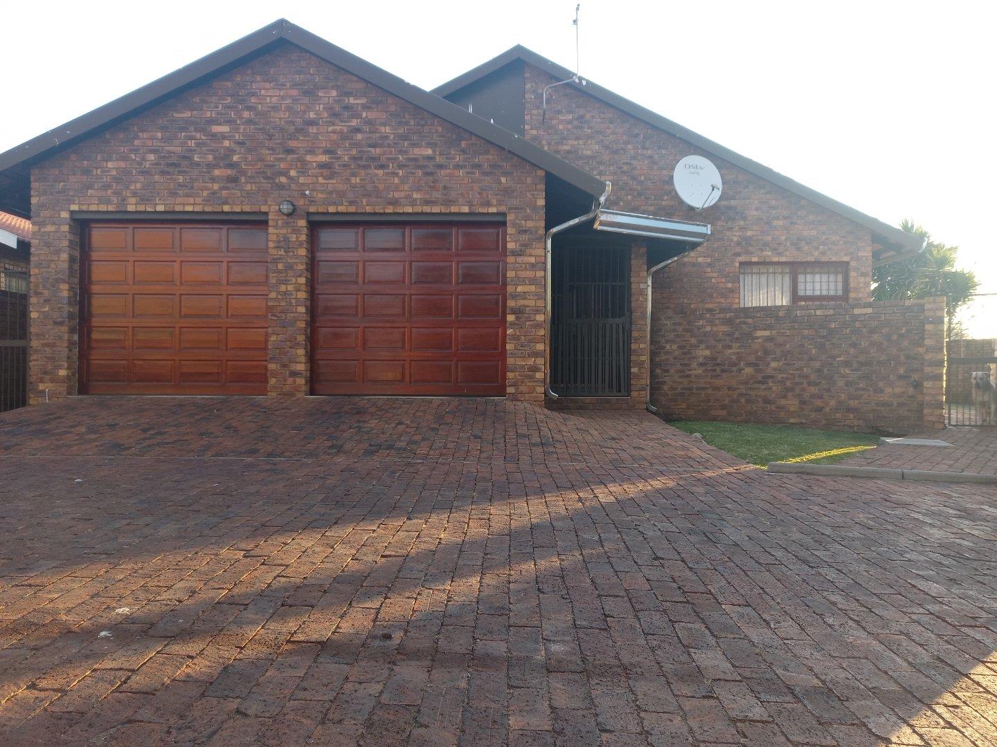 3 Bedroom Townhouse for sale in Dunnottar P24112864615