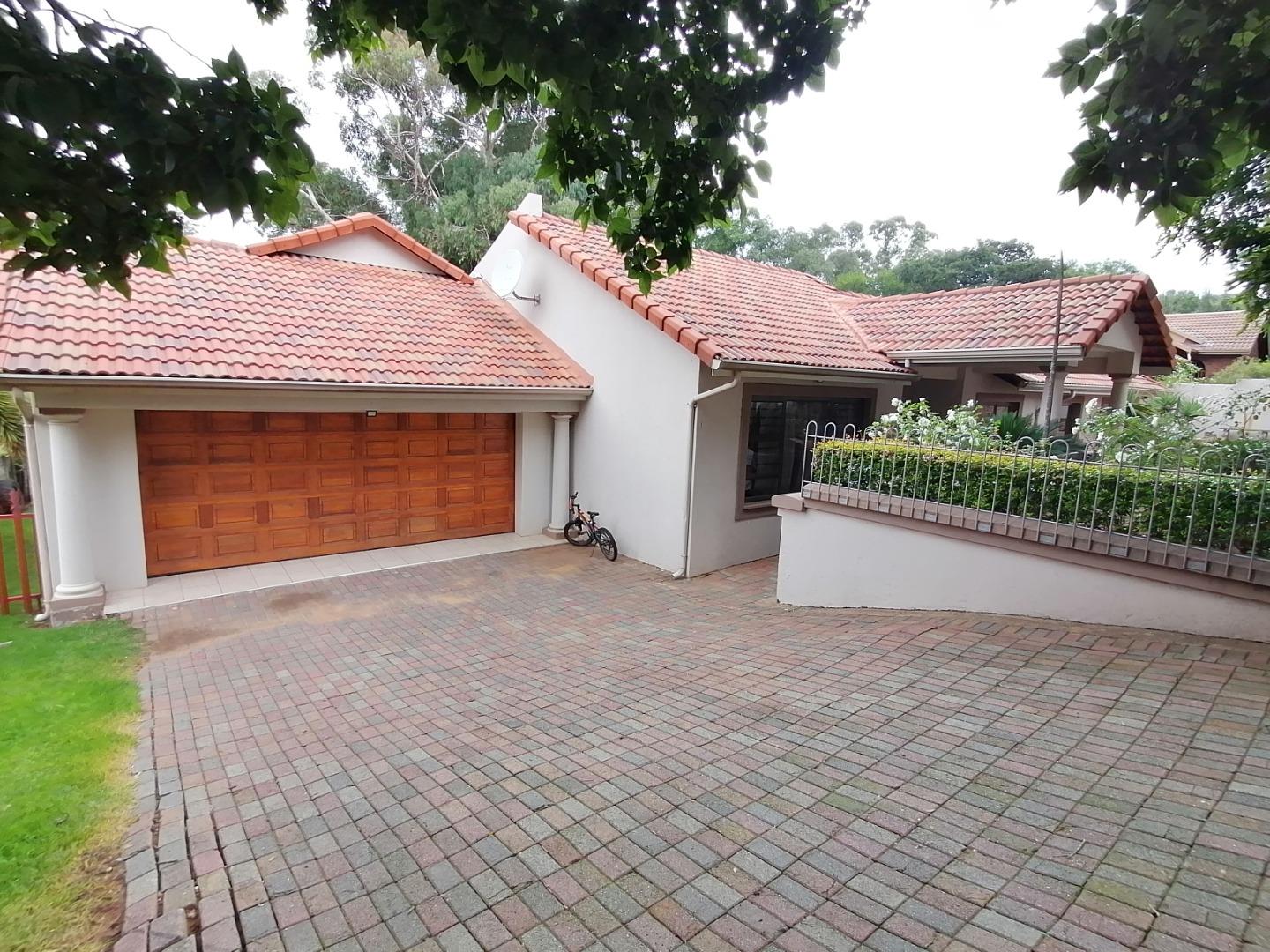4 Bedroom House for sale in Overkruin P24111583280