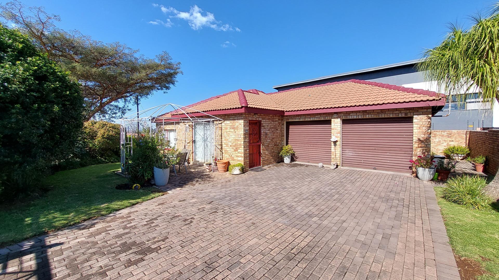 2 Bedroom House for sale in Honeydew 1 Cycad Close P24114565105