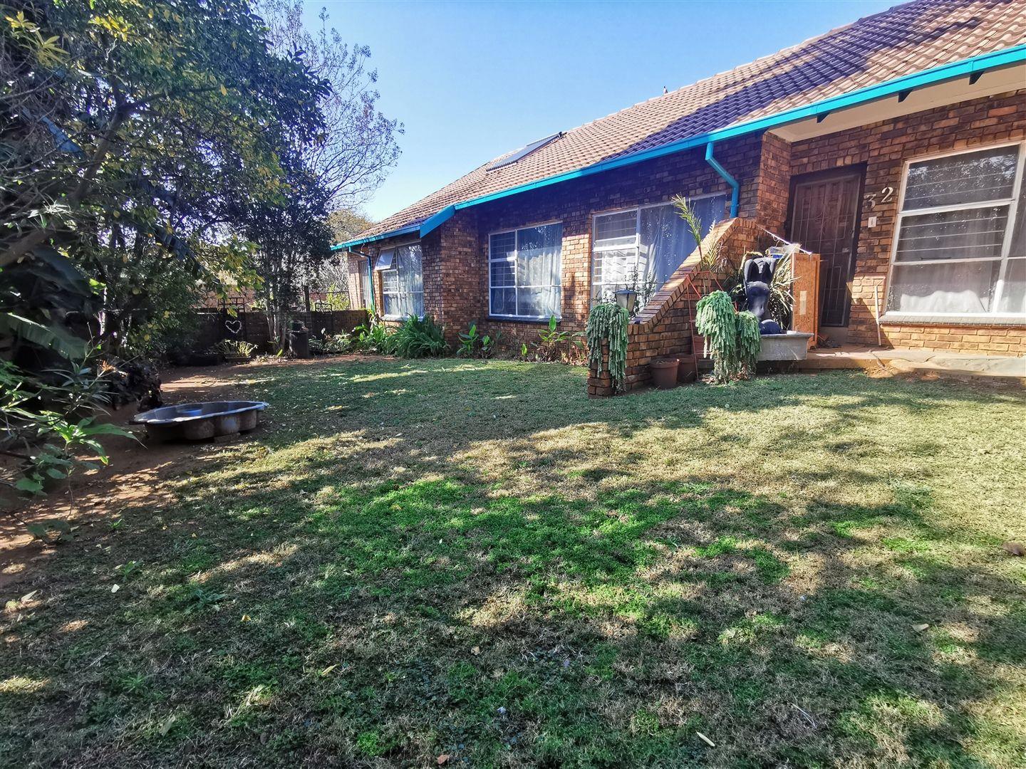 4 Bedroom House for sale in Karenpark P24111481536