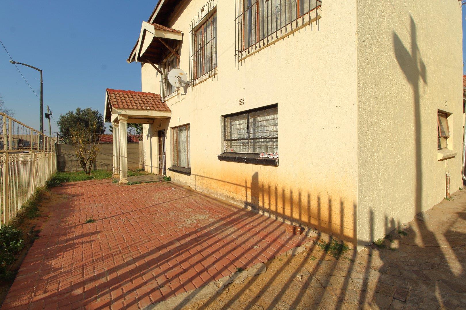 5 Bedroom House for sale in Actonville P24112887827