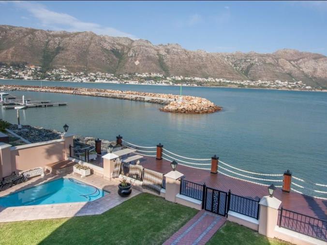 3 Bedroom House for Sale in Harbour Island