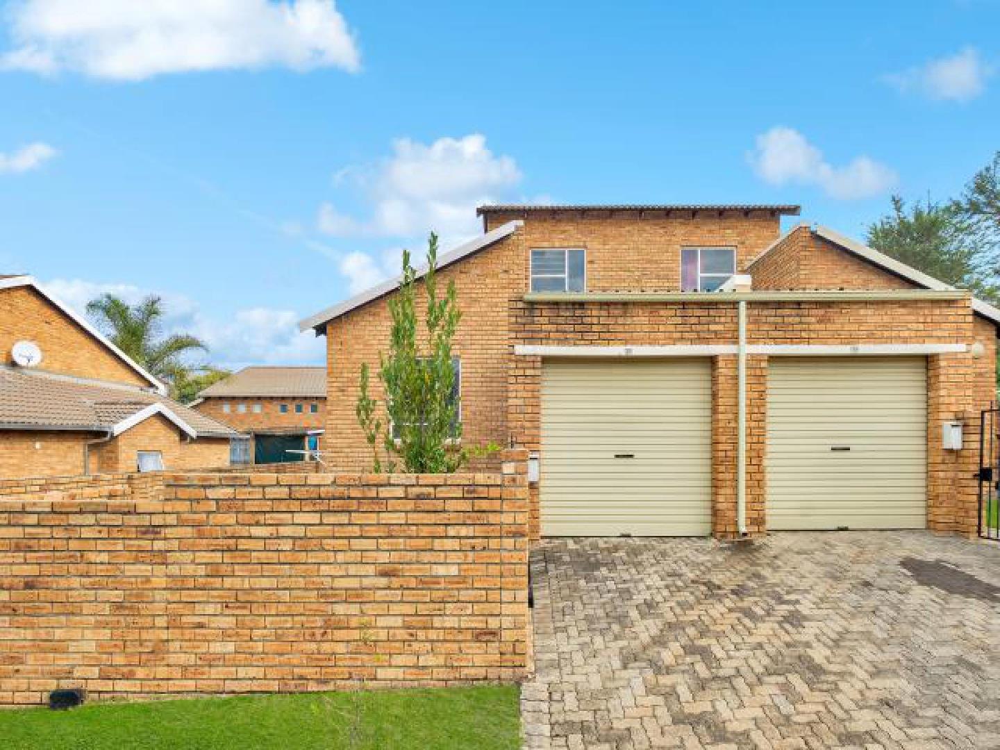 3 Bedroom Townhouse for sale in Honeypark P24112790274