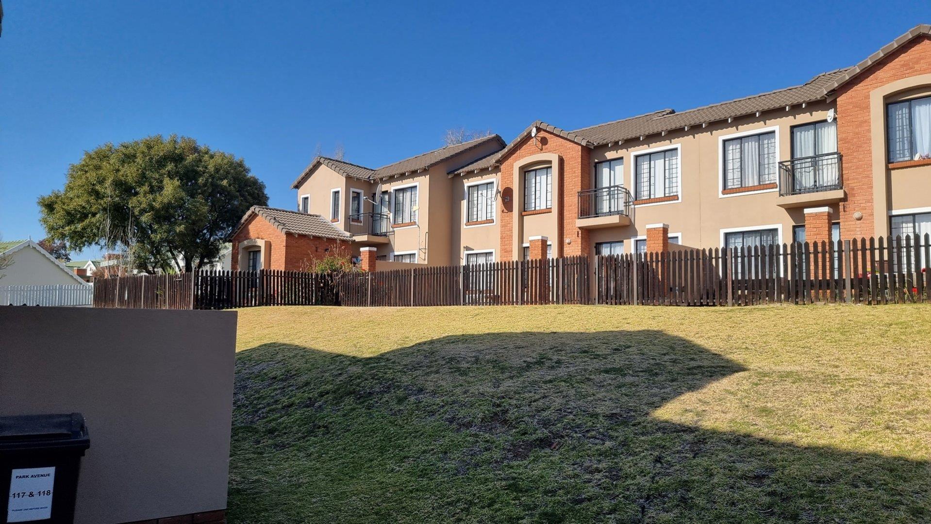 2 Bedroom Townhouse for sale in Hillside P24112918544