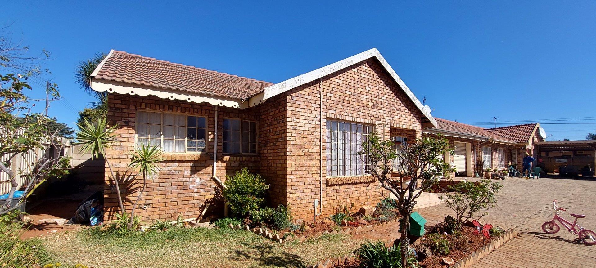 3 Bedroom Townhouse for sale in Rensburg P24112924807