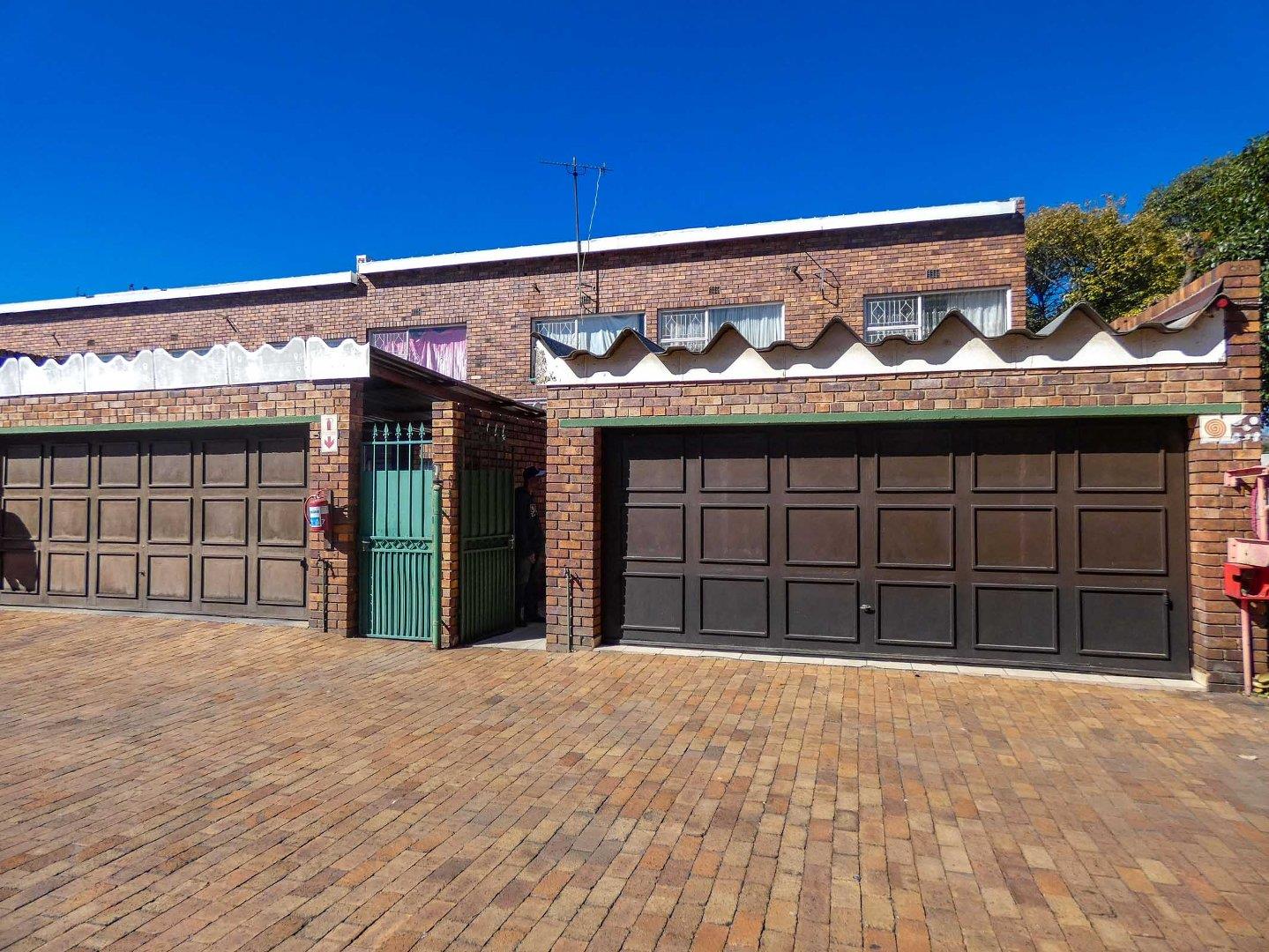 3 Bedroom Townhouse for sale in Benoni Central P24112928126