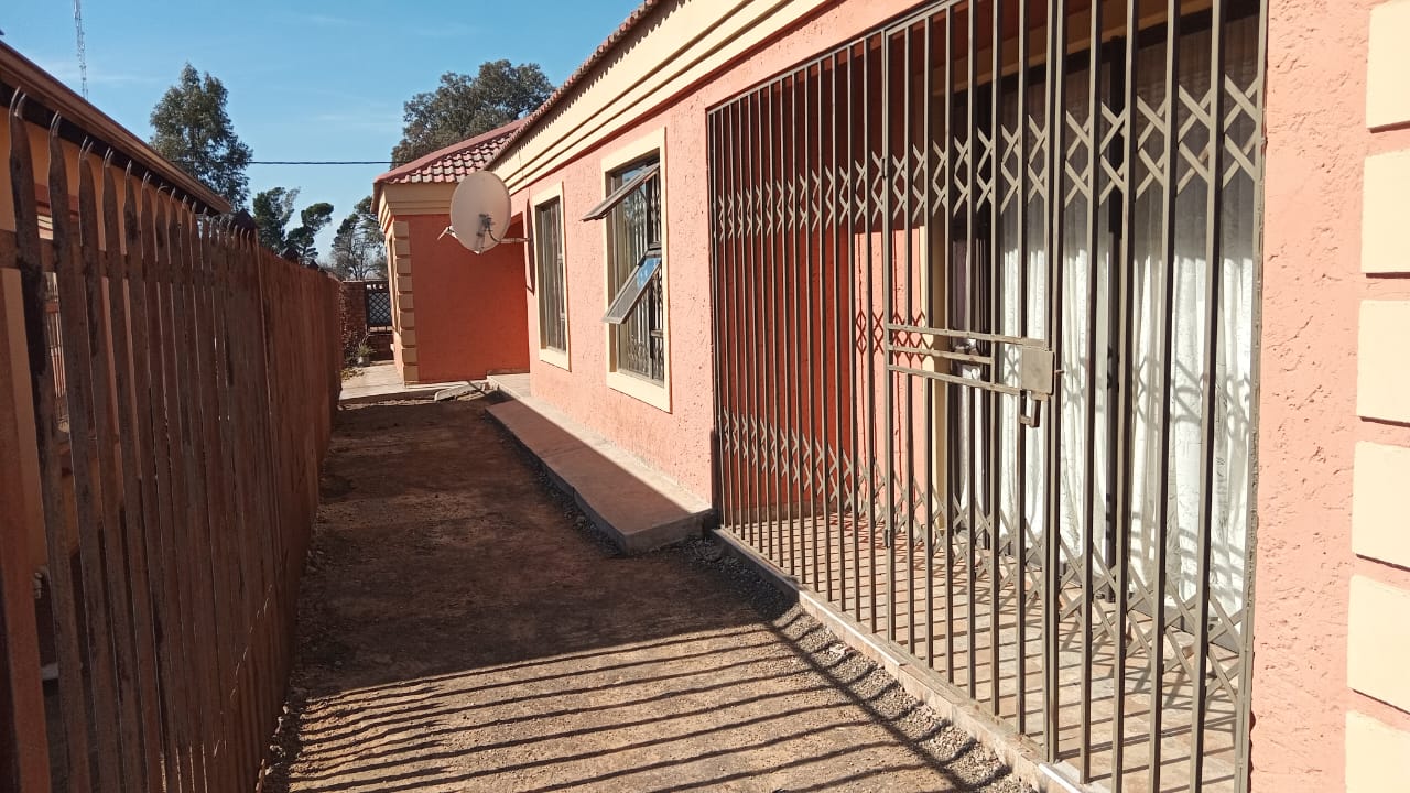 3 Bedroom House for sale in Pinehaven P24112932192