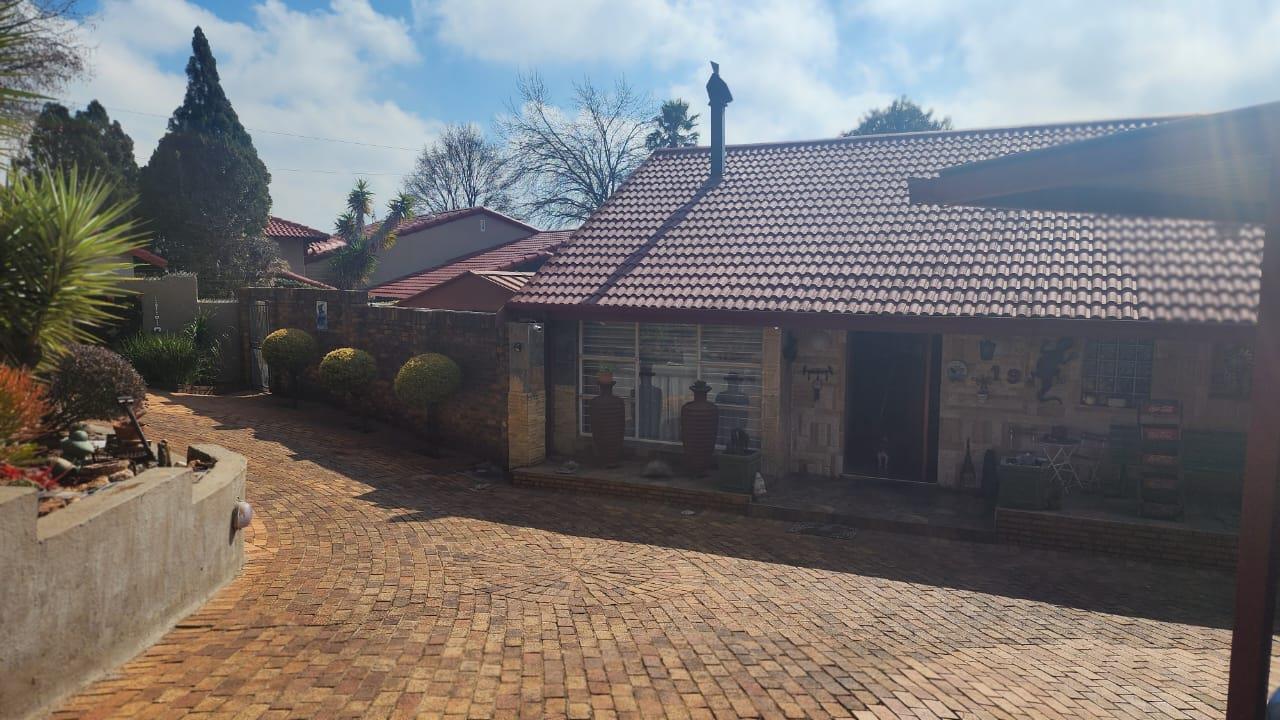 6 Bedroom House for sale in Florida Hills 19 Cheviot Road P24112936913