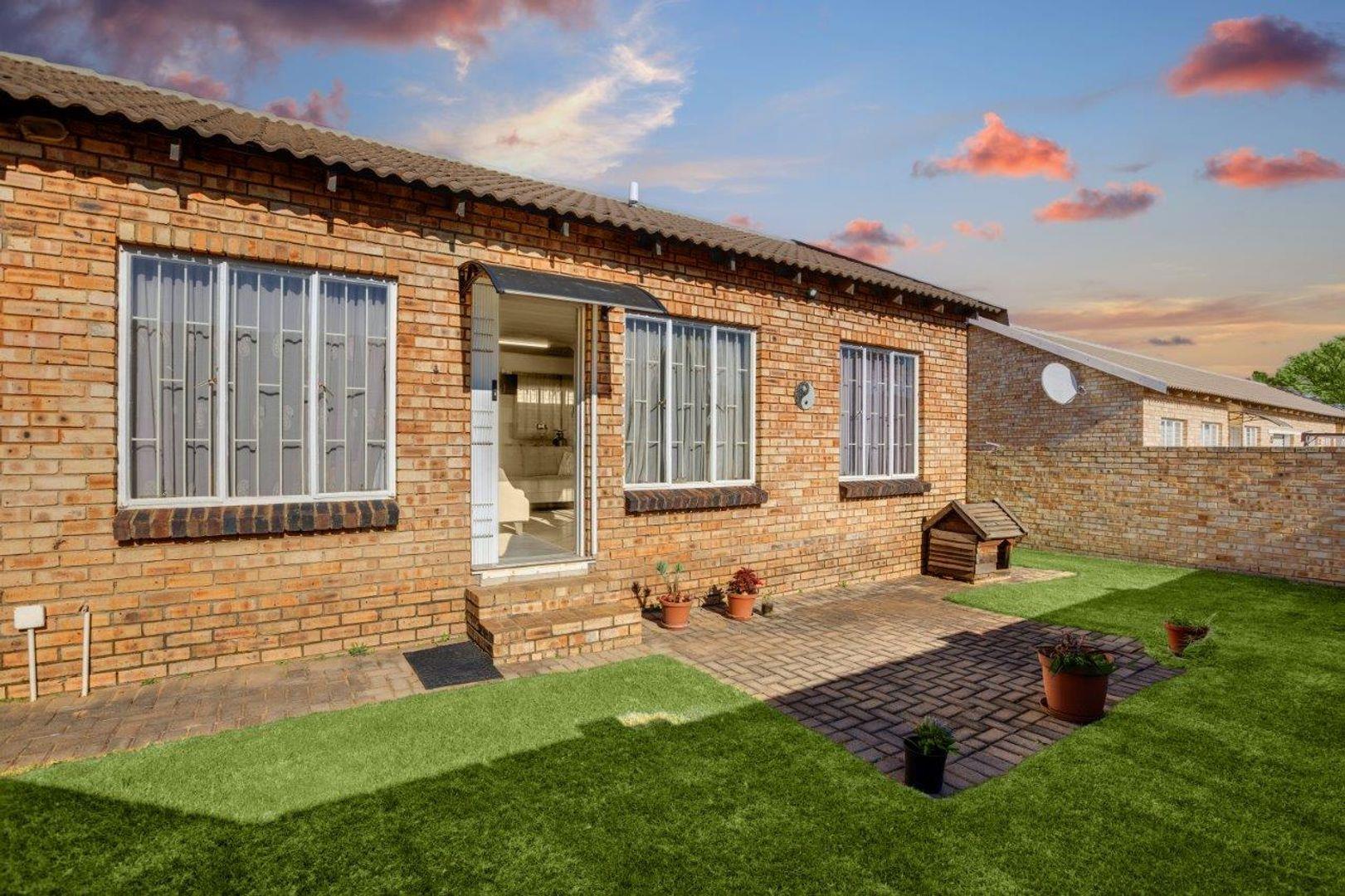 3 Bedroom House for sale in Cloverdene P24112937047