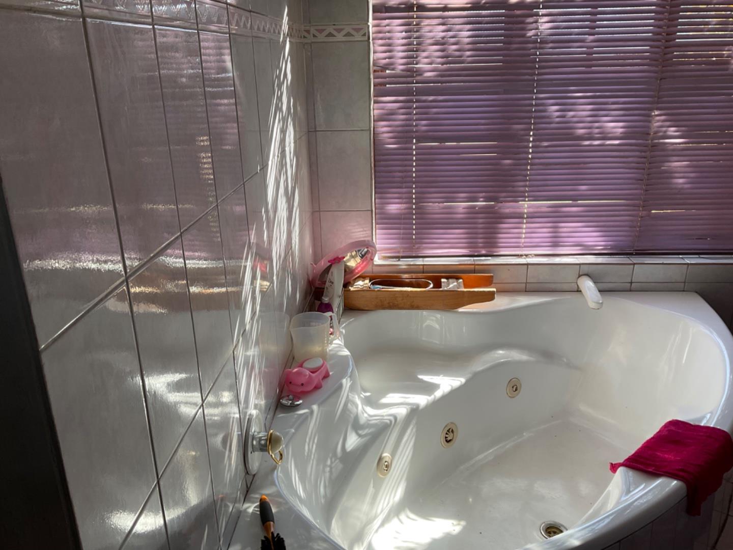 3 Bedroom House for sale in Silverton P24112938031