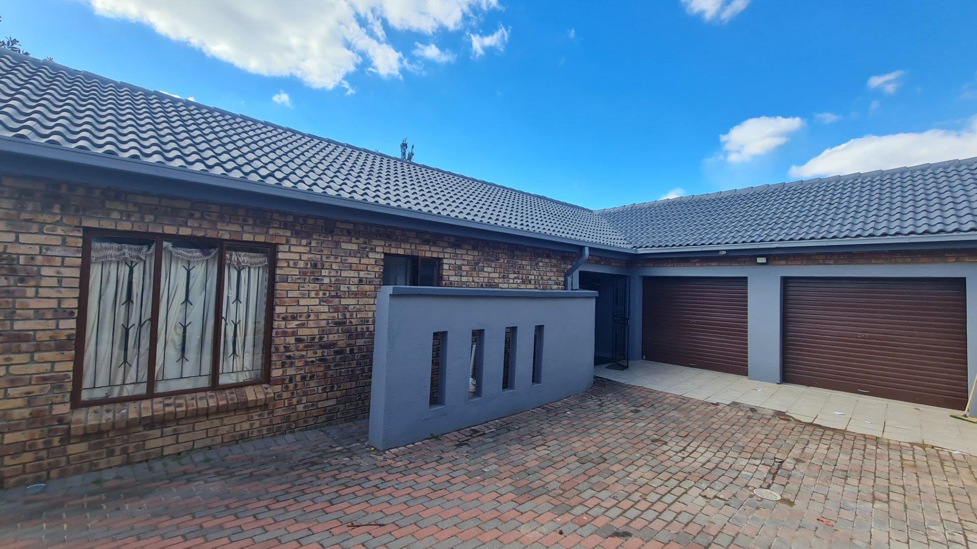 4 Bedroom House for sale in Kingsview Ext 3 P24112958533