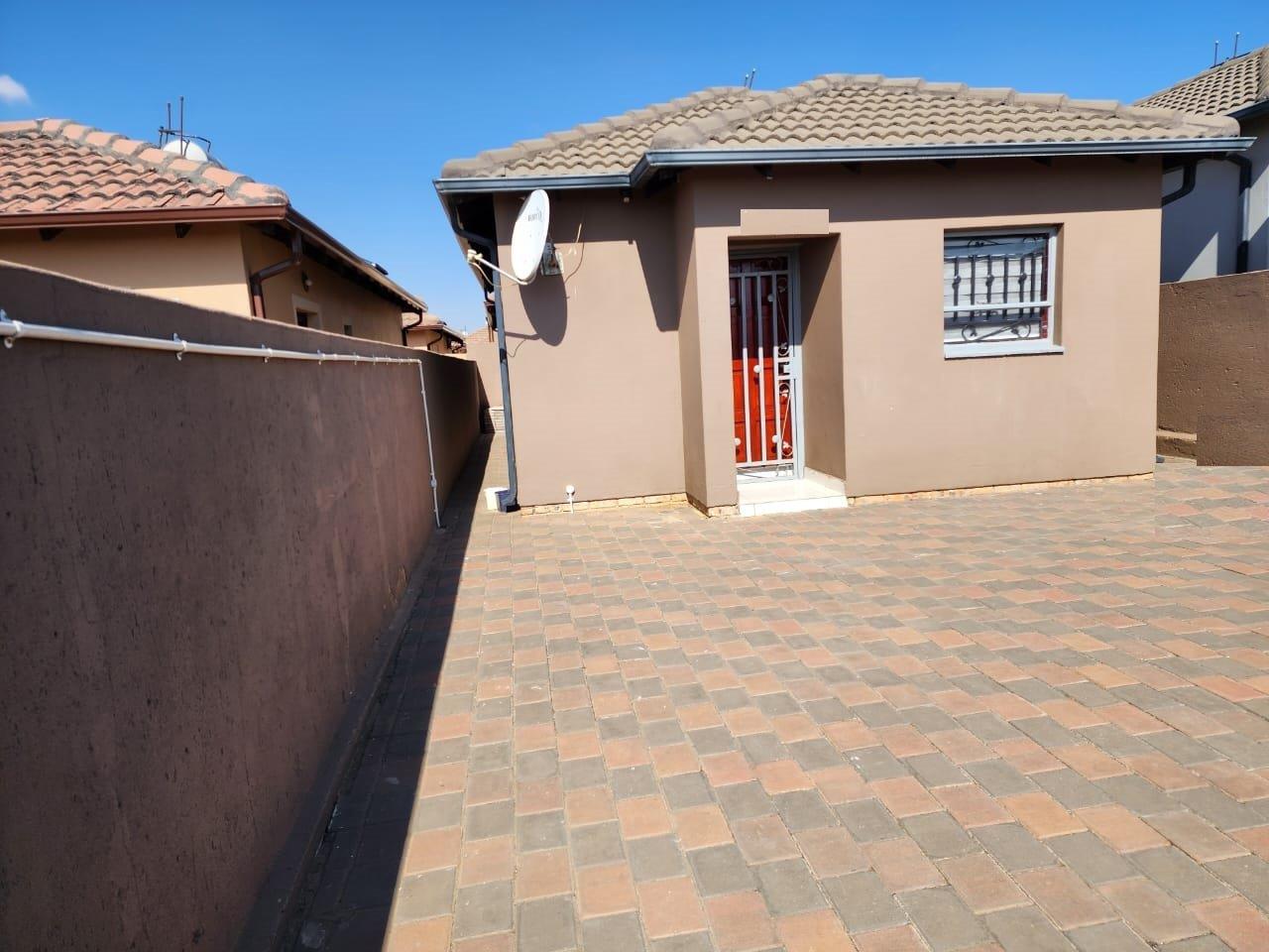 2 Bedroom House for sale in Clayville P24113834135