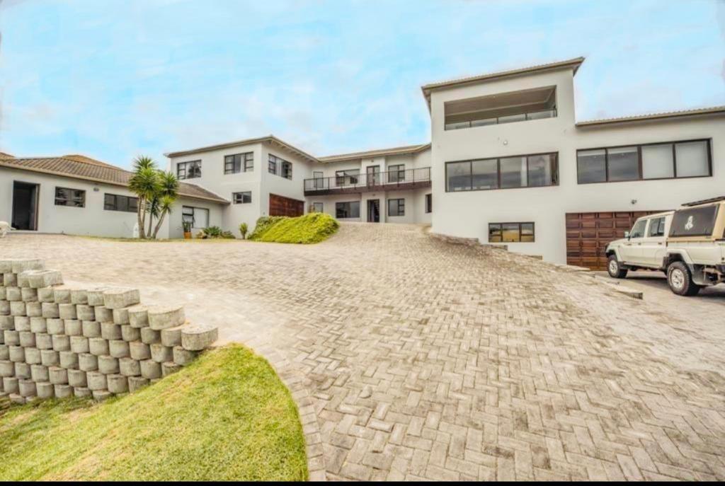 6 Bedroom House for sale in Lovemore Park 19 Milkwood Avenue P24