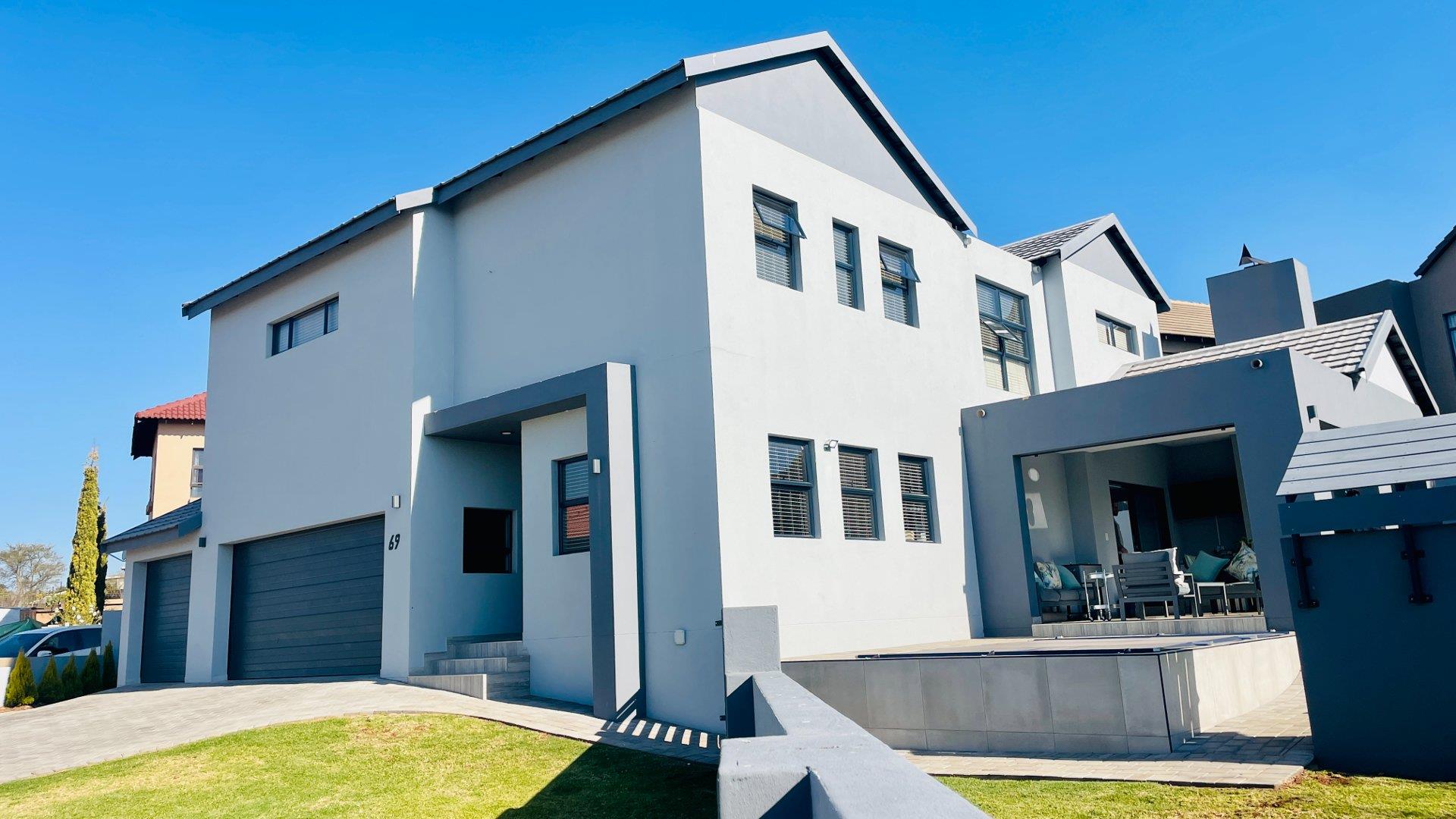 4 Bedroom House for sale in Country View Estate 69 Country Village