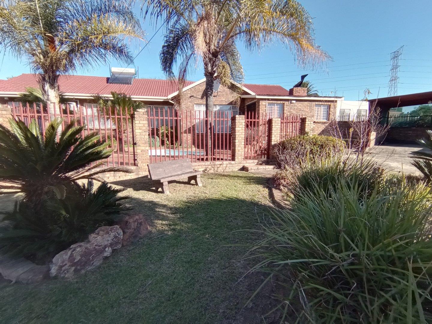 4 Bedroom House for sale in Die Heuwel Ext 1 P24112961926