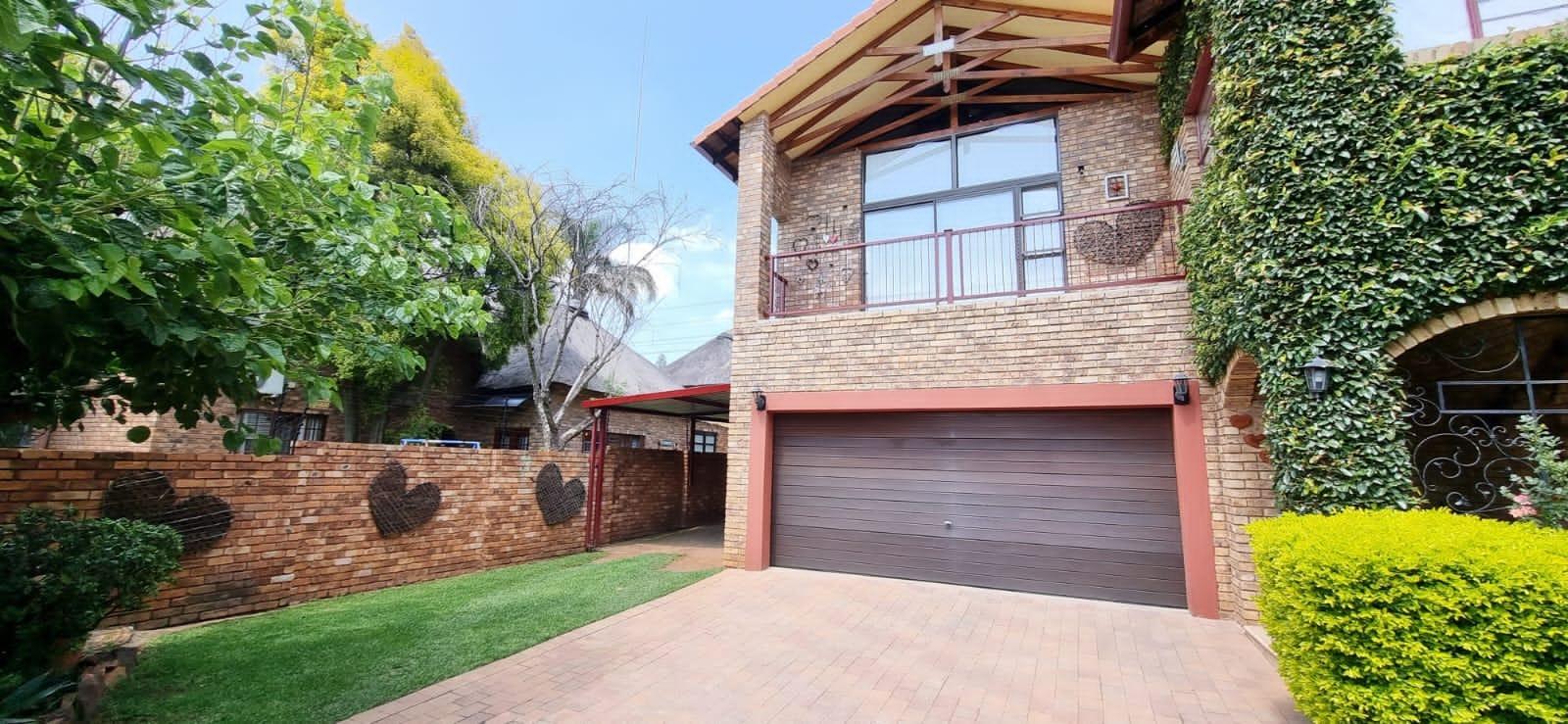 4 Bedroom House for sale in Moreleta Park P24112964911