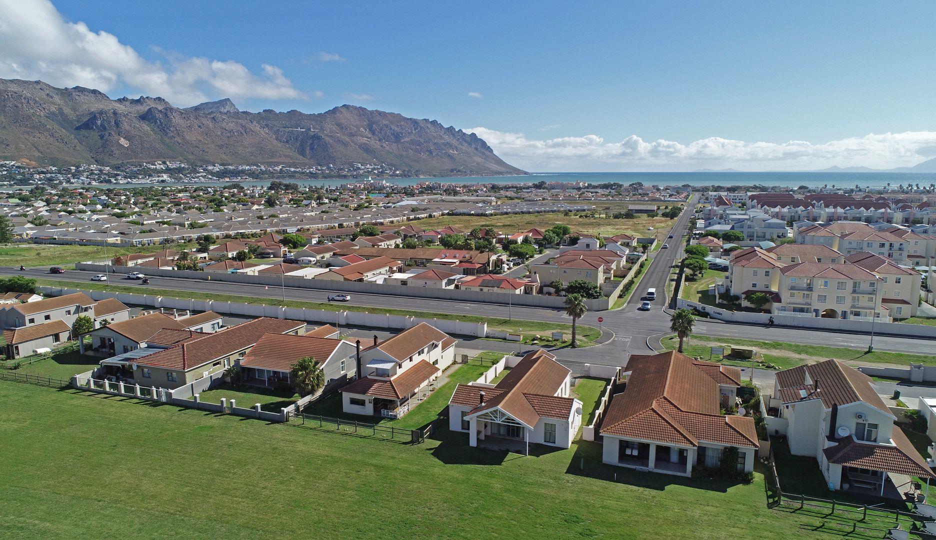 2 Bedroom Apartment / flat for sale in Gordons Bay Central P24112968082