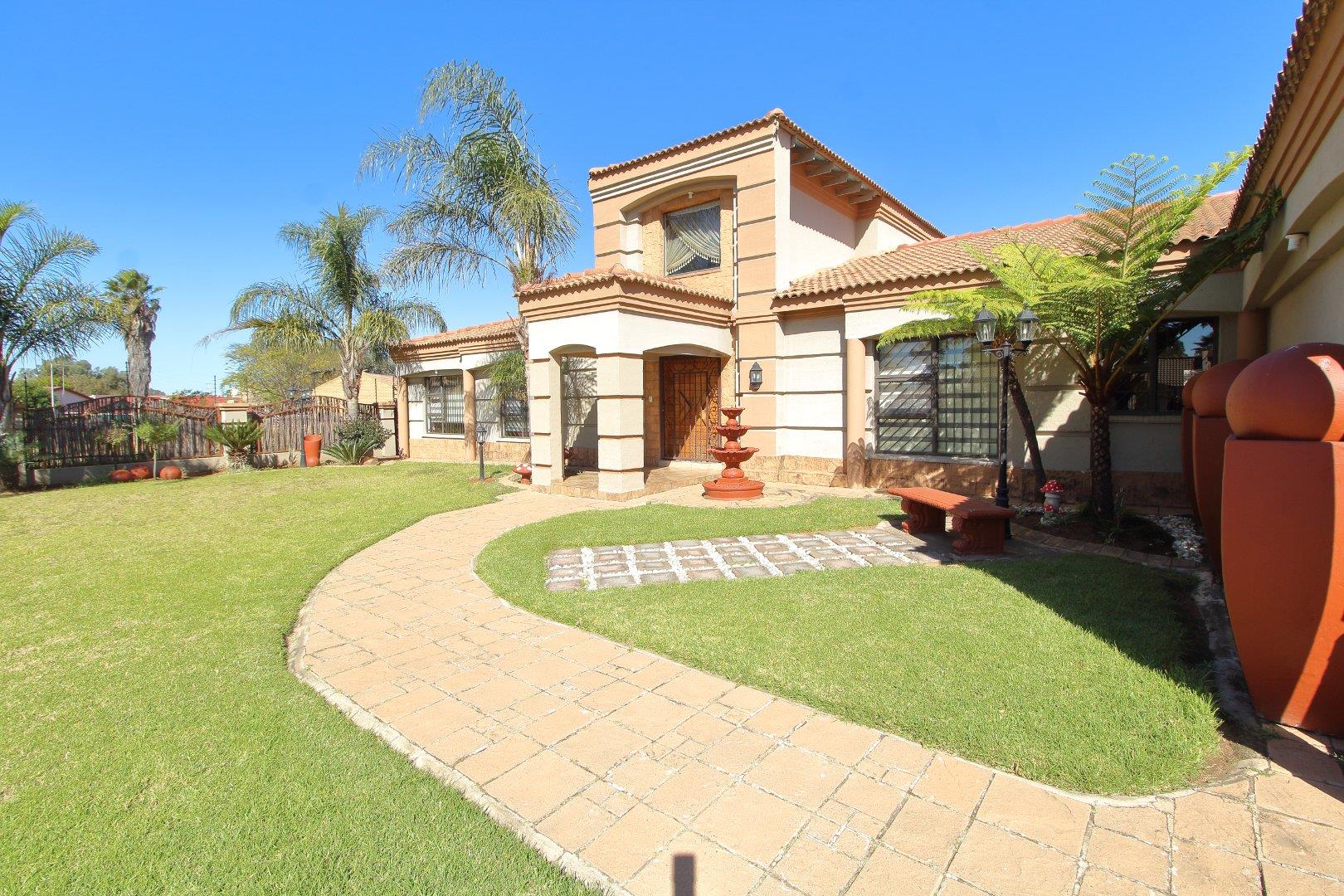 3 Bedroom House for sale in Mackenzie Park P24112968493