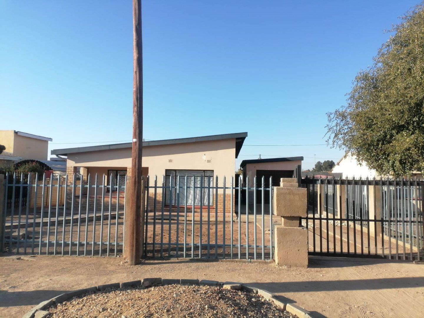 4 Bedroom House for sale in Montshioa P24112974641