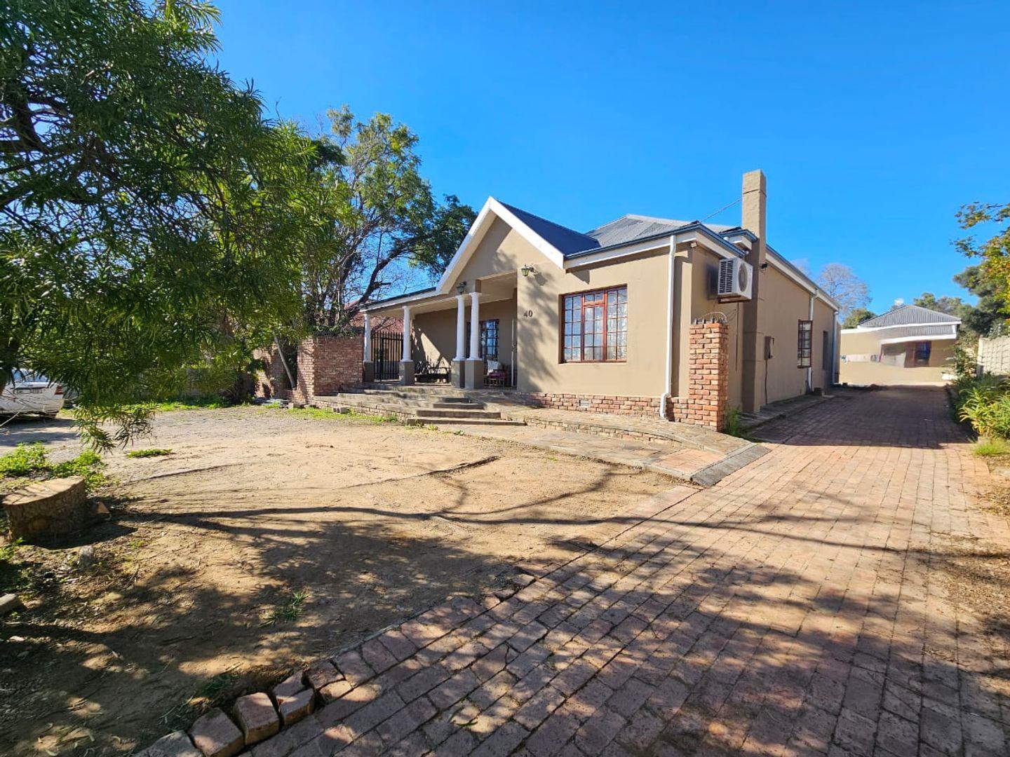 6 Bedroom House for sale in Oudtshoorn Central P24112976545