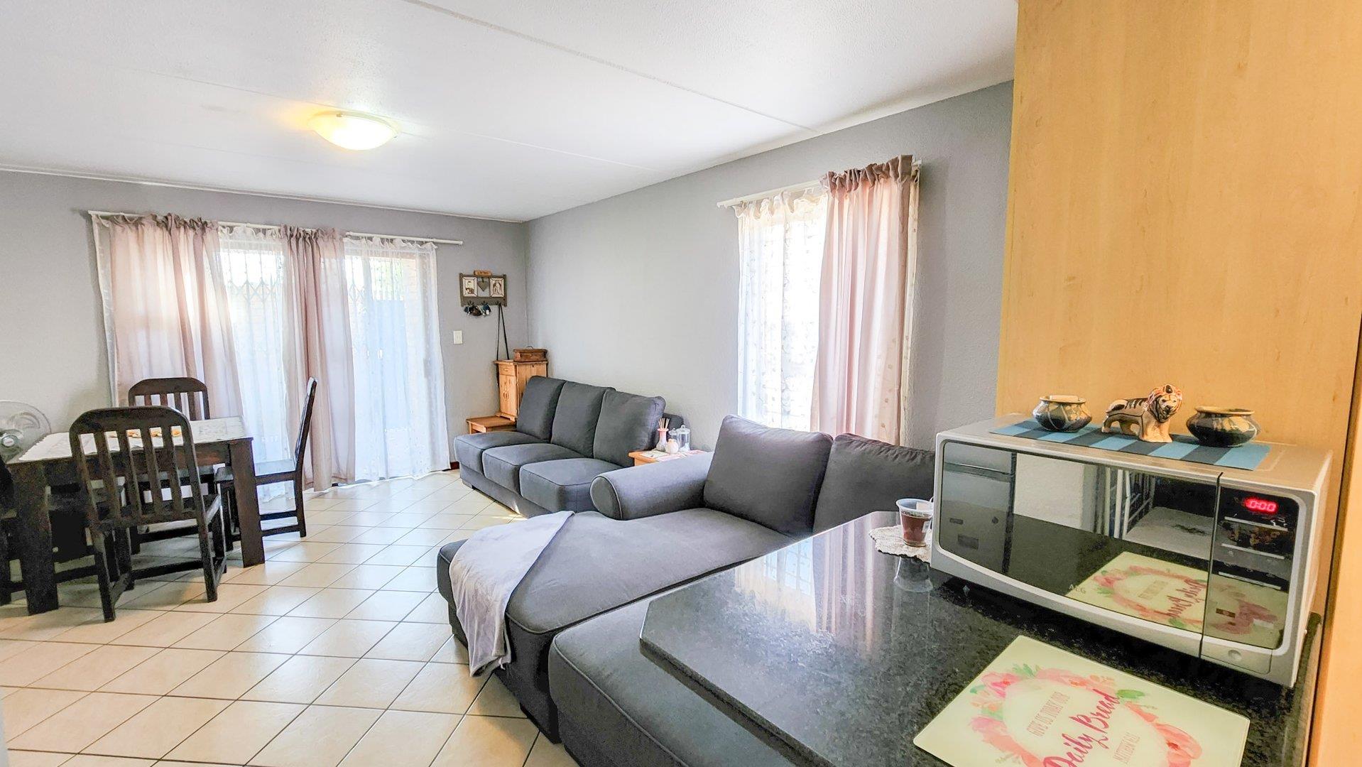 2 Bedroom Townhouse for sale in Norton Home Estate P24112976748